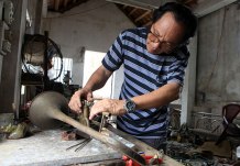 Ông Nguyễn Duy Đông - người làm kèn có tiếng ở làng