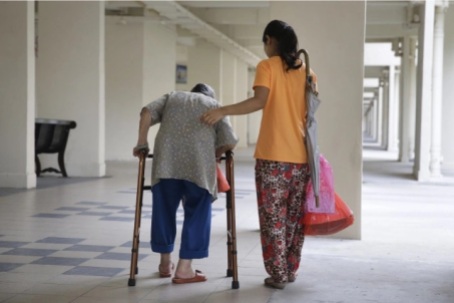 Người giúp việc nước ngoài đang giúp đỡ một người già Singapore. _20200613_107-152617