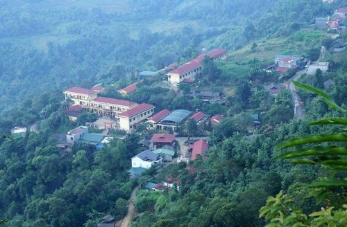 Những cánh rừng phủ xanh bản làng của người H’mông xã Dền Thàng (Bát Xát-Lào Cai), ở độ cao gần nghìn mét so với mực nước biển.