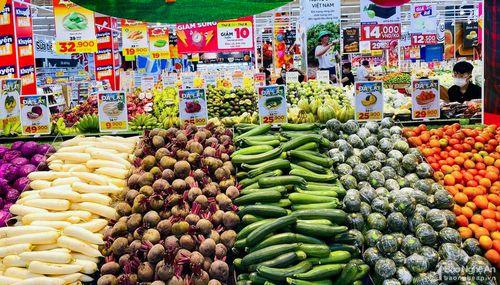 Ở các siêu thị, lượng rau ăn lá cũng hạn chế nhập về, trên các kệ hàng chủ yếu là củ quả. So với trước, giá cũng tăng thêm 30-50%.