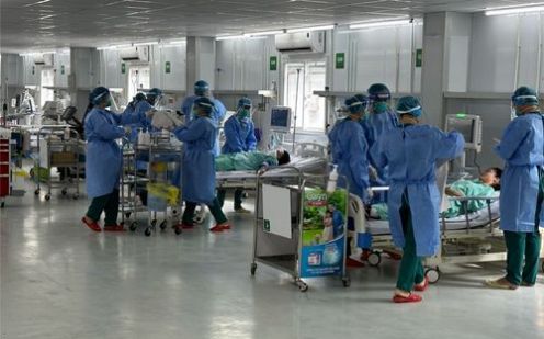 Ê-kíp trực của Bệnh viện dã chiến 13 tiếp nhận bệnh nhân nặng được chuyển đến từ các bệnh viện.