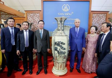 Chủ tịch nước Võ Văn Thưởng và lãnh đạo tỉnh Hải Dương tặng bình gốm Chu Đậu cho Tổng thống Kazakhstan Kassym - Jomart Tokayev