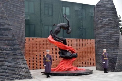 - В Донецке открыли восстановленный мемориал.